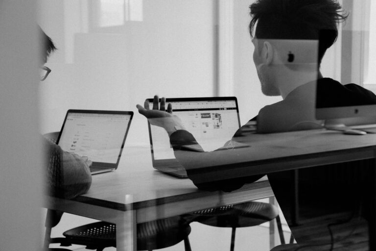 Markteintritt Deutschland 2026: Wie datengetriebene Marketingstrategien den Einstieg in Europas größte Volkswirtschaft absichern man using MacBook